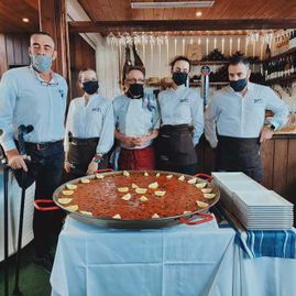 Restaurante Marisquería XeitoMar paella con los camareros